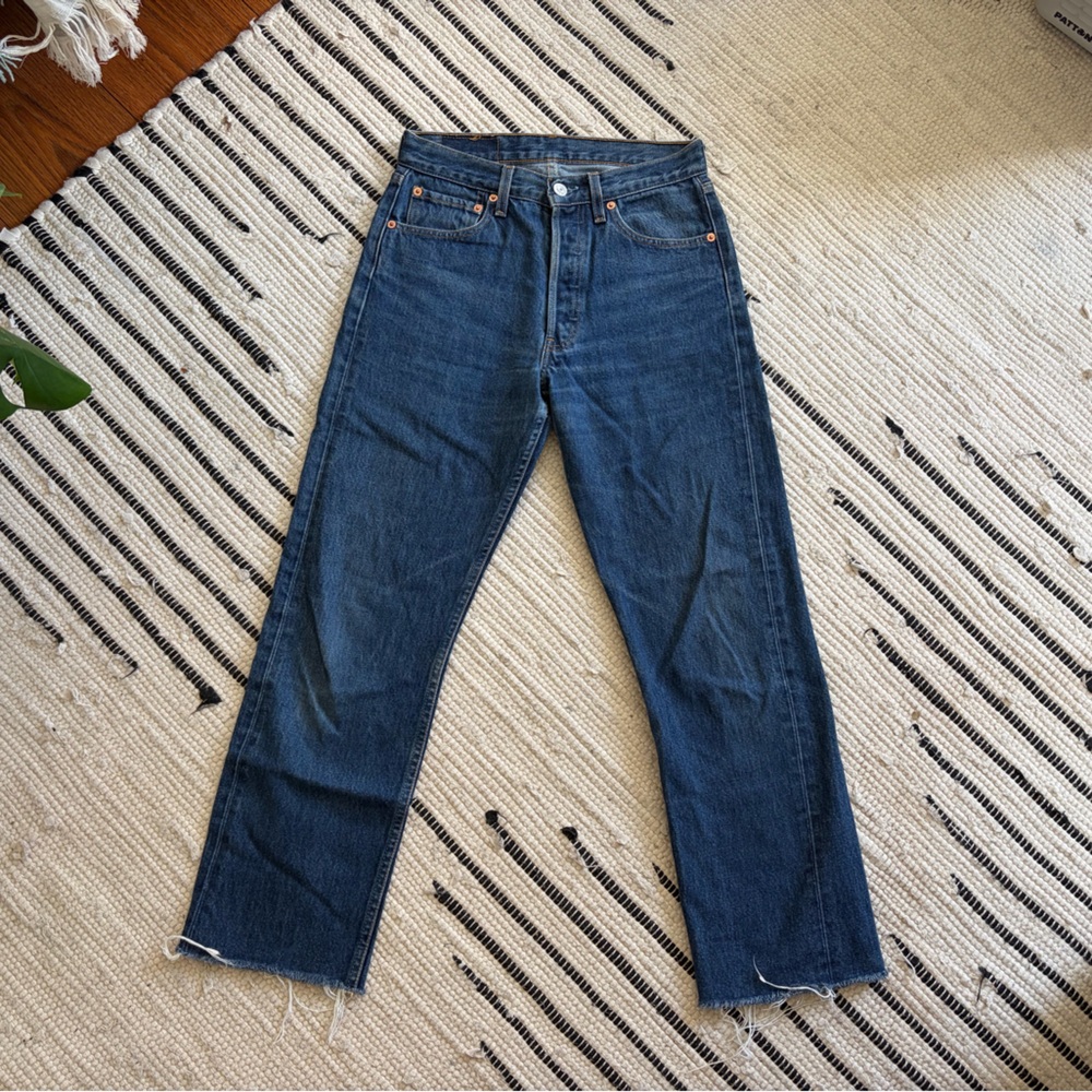 STRAIGHT LEG LEVI’S JEANS